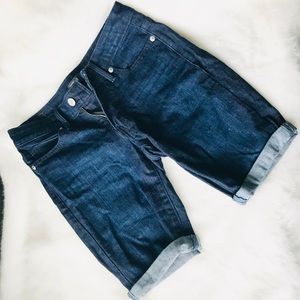 LEVI’S JEANS SHORTS | Size 0 | Dark wash